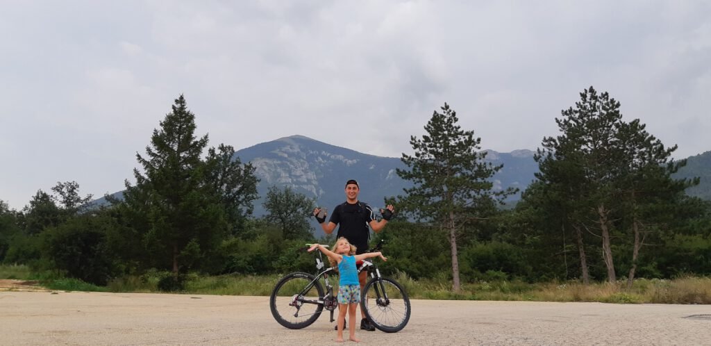 man och flicka cyklar naturen